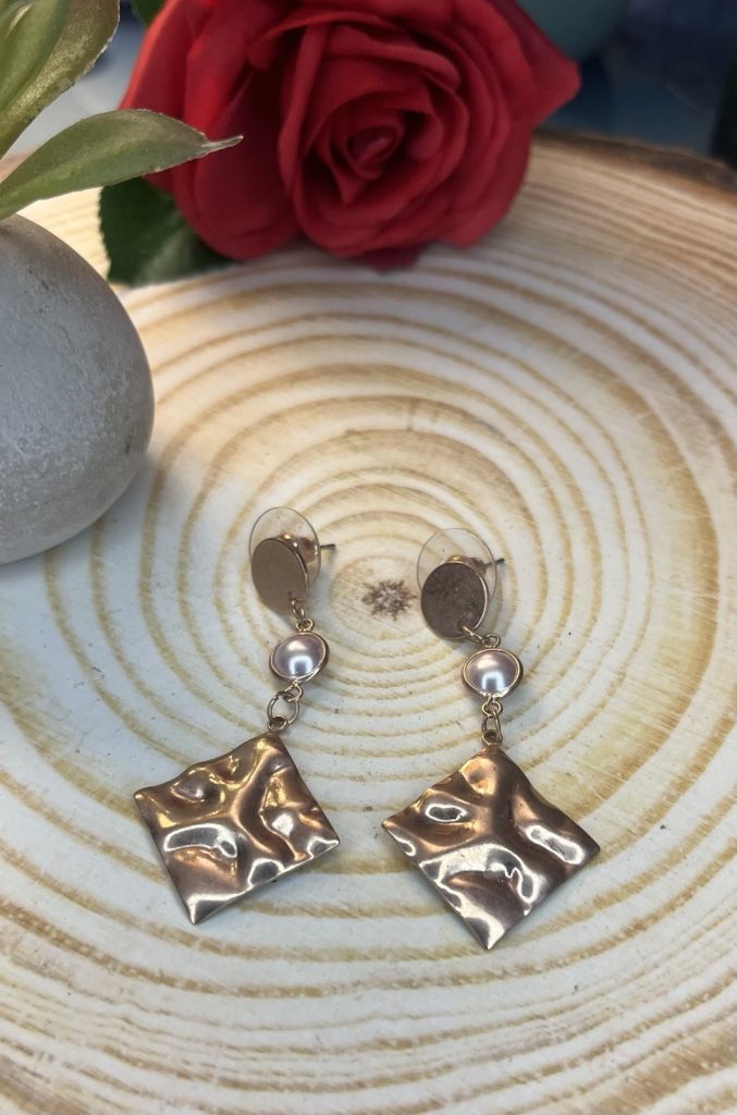 ✨ UShine.gr: Κρεμαστά Σκουλαρίκια με Πέρλα & Χρυσό Ανάγλυφο Στοιχείο No 6004