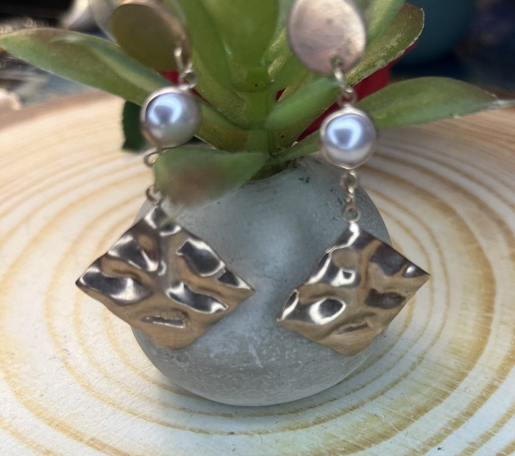 ✨ UShine.gr: Κρεμαστά Σκουλαρίκια με Πέρλα & Χρυσό Ανάγλυφο Στοιχείο No 6004