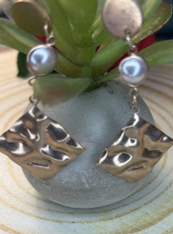 ✨ UShine.gr: Κρεμαστά Σκουλαρίκια με Πέρλα & Χρυσό Ανάγλυφο Στοιχείο No 6004