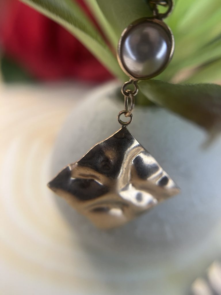 ✨ UShine.gr: Κρεμαστά Σκουλαρίκια με Πέρλα & Χρυσό Ανάγλυφο Στοιχείο No 6004