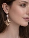 ✨ UShine.gr: Κρεμαστά Σκουλαρίκια με Πέρλα & Χρυσό Ανάγλυφο Στοιχείο No 6004
