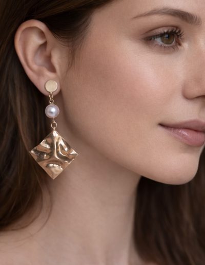 ✨ UShine.gr: Κρεμαστά Σκουλαρίκια με Πέρλα & Χρυσό Ανάγλυφο Στοιχείο No 6004