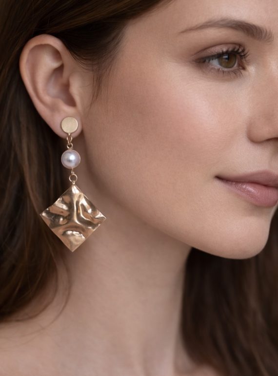 ✨ UShine.gr: Κρεμαστά Σκουλαρίκια με Πέρλα & Χρυσό Ανάγλυφο Στοιχείο No 6004