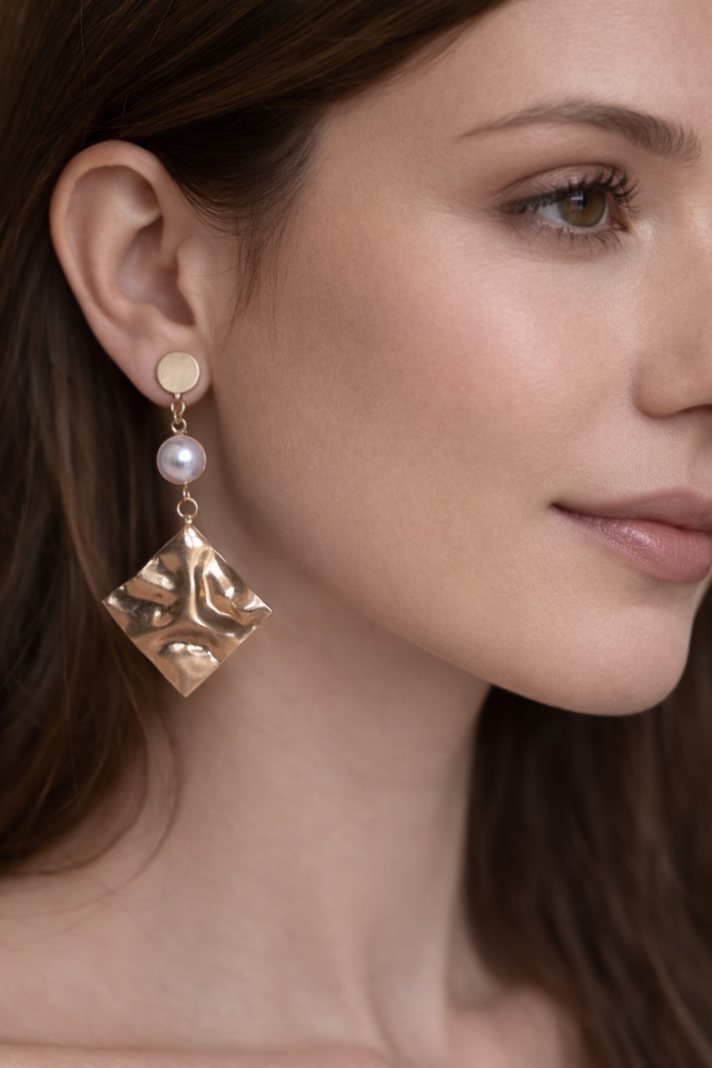 ✨ UShine.gr: Κρεμαστά Σκουλαρίκια με Πέρλα & Χρυσό Ανάγλυφο Στοιχείο No 6004