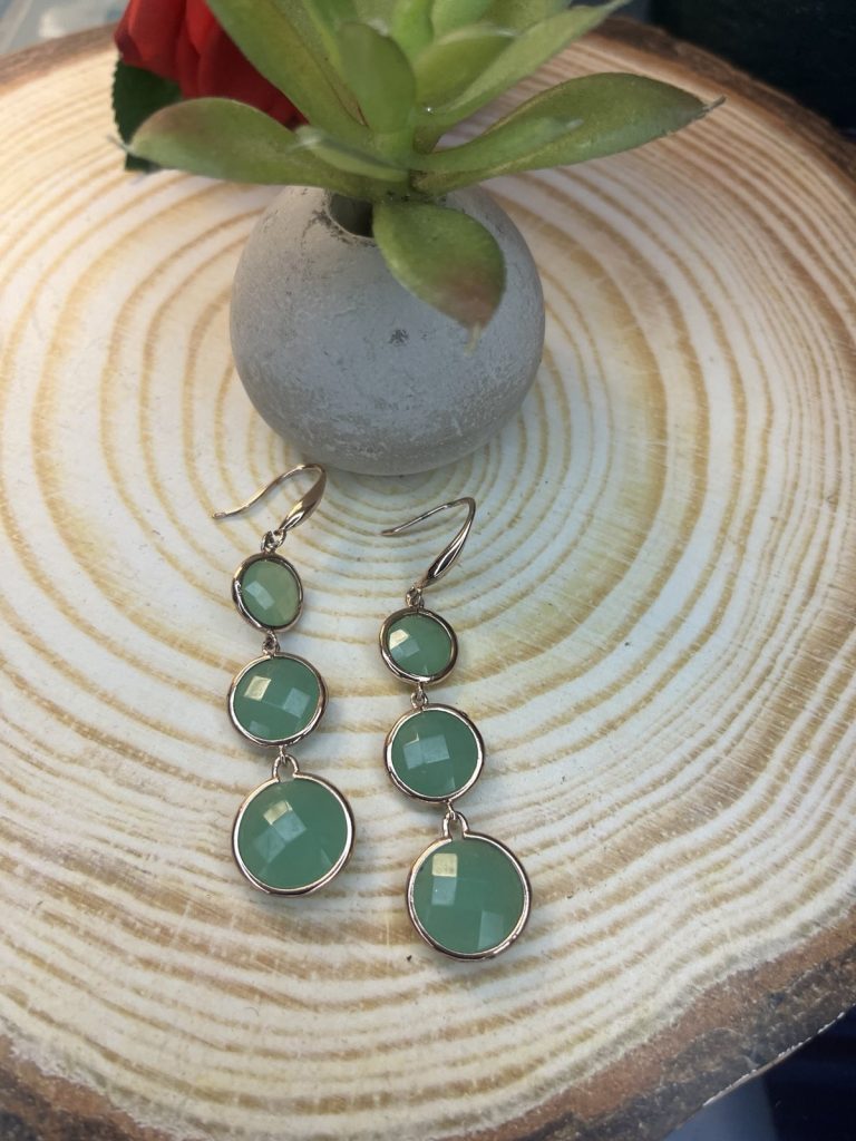 ✨ UShine.gr: Κρεμαστά Σκουλαρίκια με Πράσινες Πέτρες & Χρυσές Λεπτομέρειες No 6005