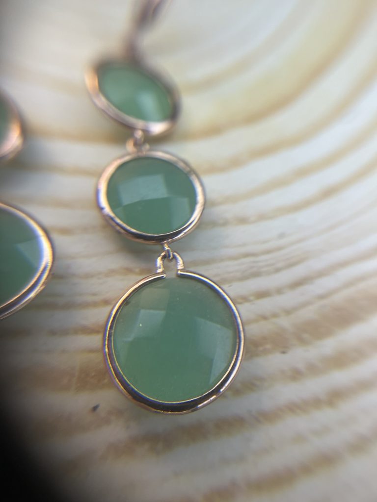 ✨ UShine.gr: Κρεμαστά Σκουλαρίκια με Πράσινες Πέτρες & Χρυσές Λεπτομέρειες No 6005