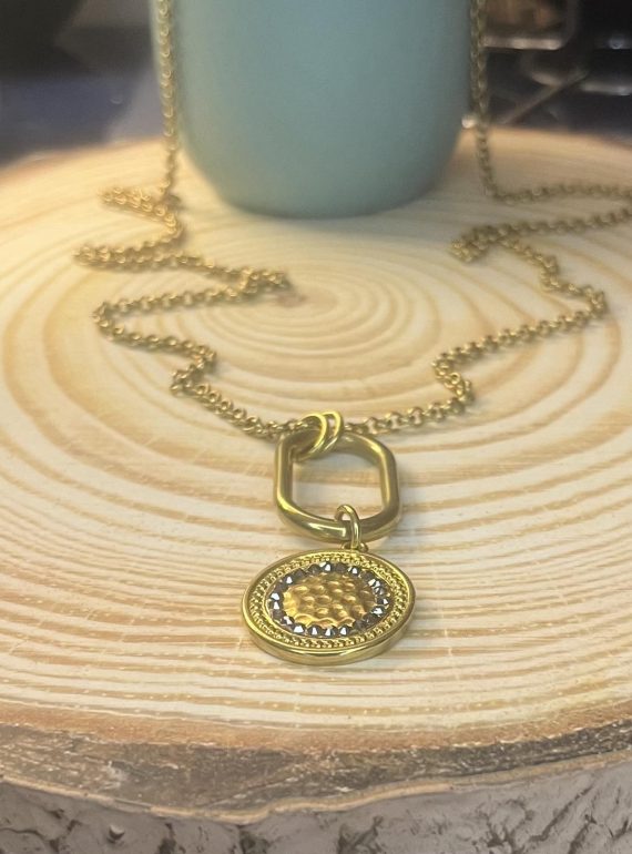 ✨ UShine.gr: Χειροποίητο Κολιέ Gold Oval Charm με Σφυρήλατο Μοτίφ No 8001