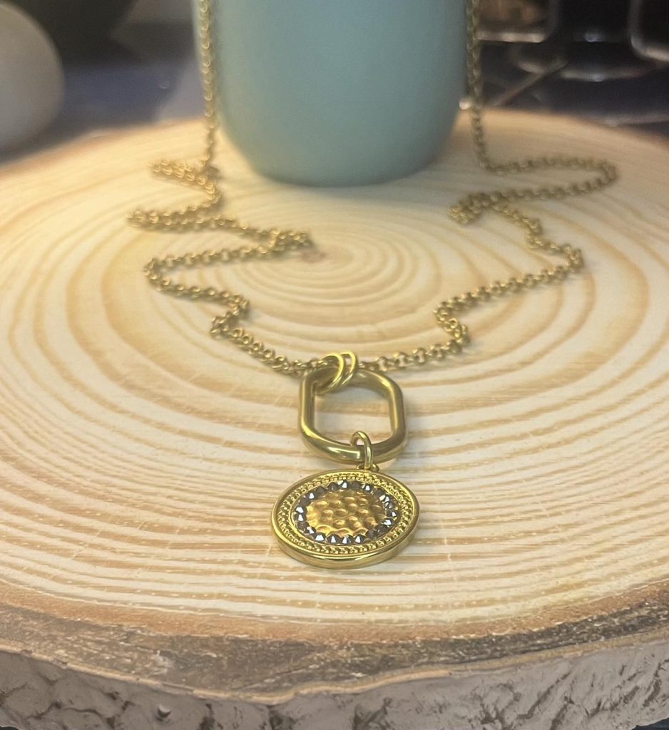 ✨ UShine.gr: Χειροποίητο Κολιέ Gold Oval Charm με Σφυρήλατο Μοτίφ No 8001