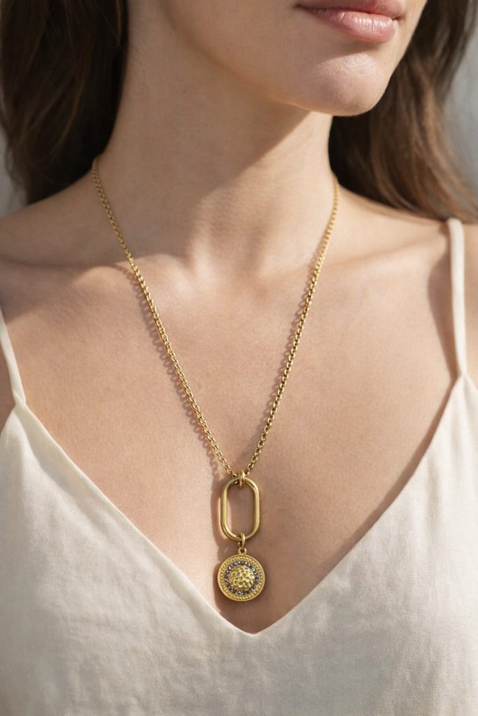 ✨ UShine.gr: Χειροποίητο Κολιέ Gold Oval Charm με Σφυρήλατο Μοτίφ No 8001