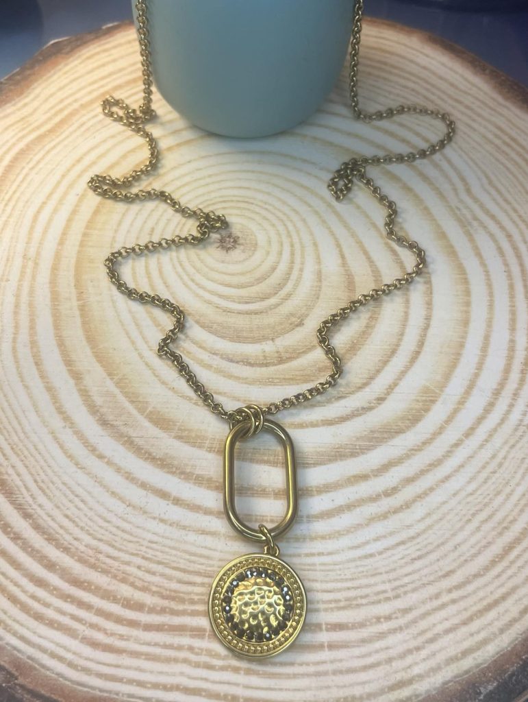 ✨ UShine.gr: Χειροποίητο Κολιέ Gold Oval Charm με Σφυρήλατο Μοτίφ No 8001