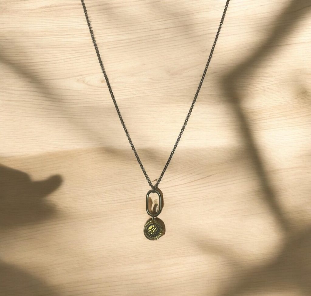 ✨ UShine.gr: Χειροποίητο Κολιέ Gold Oval Charm με Σφυρήλατο Μοτίφ No 8001