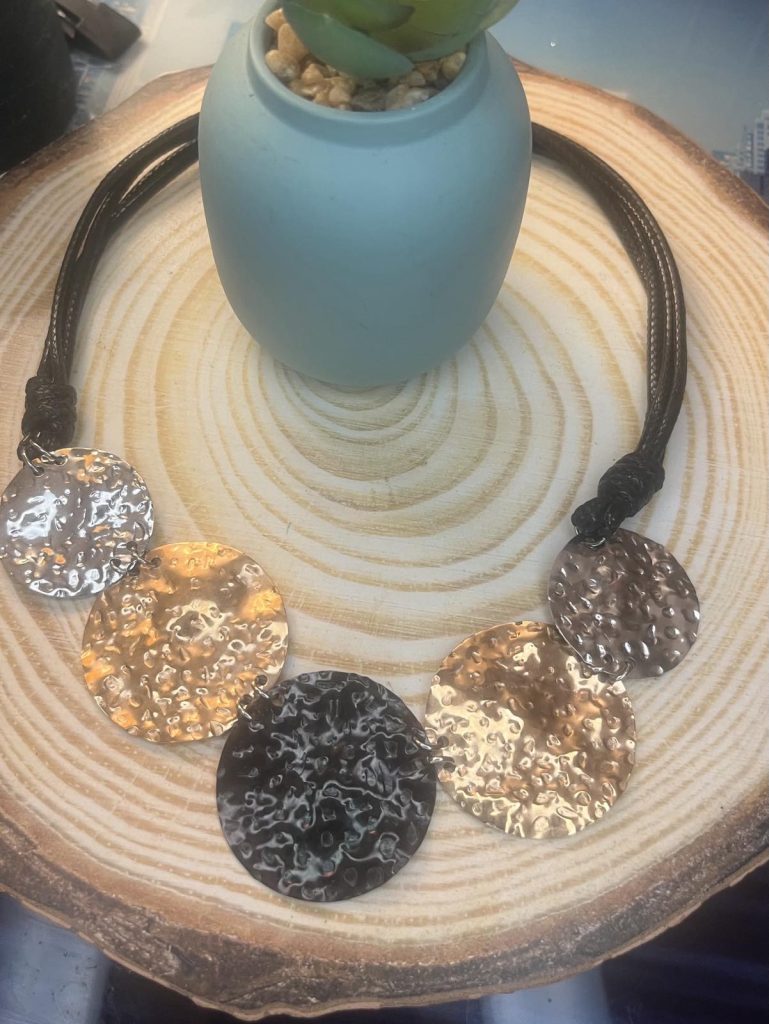 ✨ UShine.gr: Χειροποίητο Κολιέ Statement με Σφυρήλατους Δίσκους No 8002