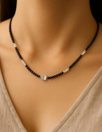 ✨ UShine.gr: Χειροποίητο Κολιέ με Αιματίτη & Λευκές Χάντρες No 8004