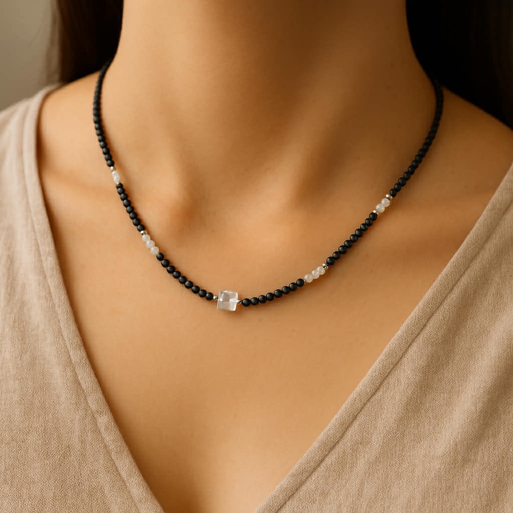 ✨ UShine.gr: Χειροποίητο Κολιέ με Αιματίτη & Λευκές Χάντρες No 8004