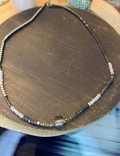 ✨ UShine.gr: Χειροποίητο Κολιέ με Αιματίτη & Λευκές Χάντρες No 8004