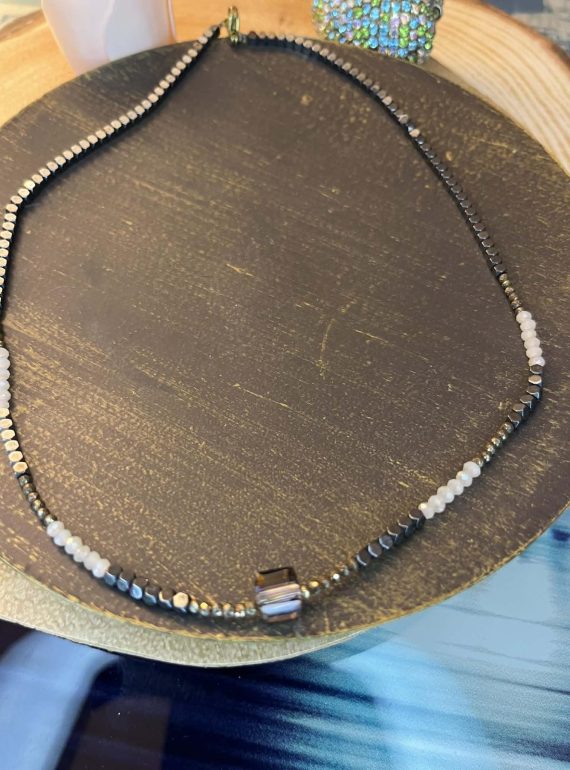 ✨ UShine.gr: Χειροποίητο Κολιέ με Αιματίτη & Λευκές Χάντρες No 8004