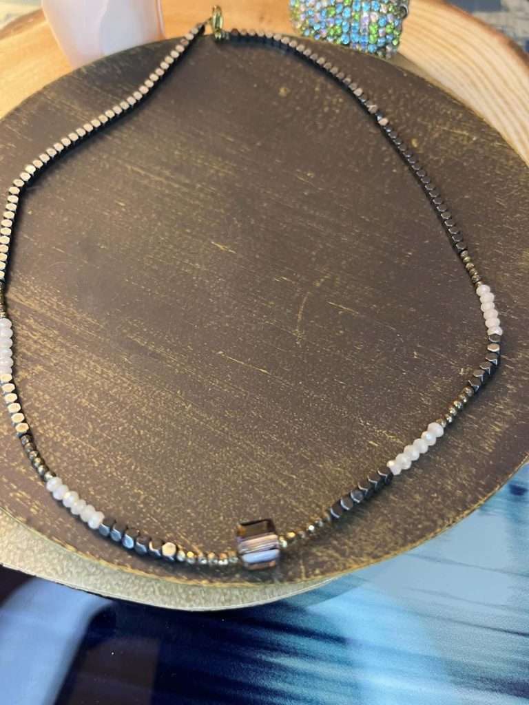 ✨ UShine.gr: Χειροποίητο Κολιέ με Αιματίτη & Λευκές Χάντρες No 8004