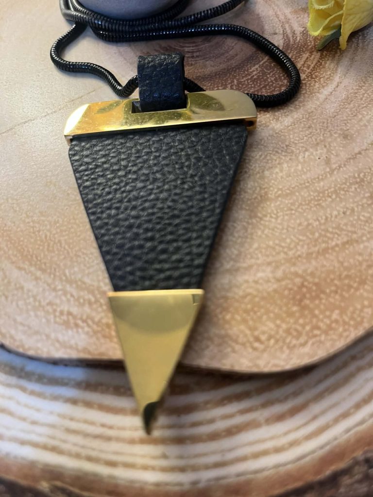 ✨ UShine.gr: Χειροποίητο Κολιέ Γεωμετρικό Τρίγωνο με Δερμάτινη Υφή No 8007