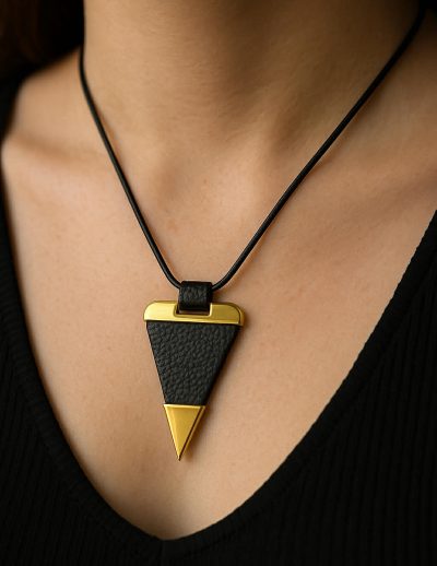 ✨ UShine.gr: Χειροποίητο Κολιέ Γεωμετρικό Τρίγωνο με Δερμάτινη Υφή No 8007