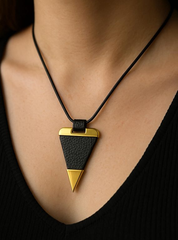 ✨ UShine.gr: Χειροποίητο Κολιέ Γεωμετρικό Τρίγωνο με Δερμάτινη Υφή No 8007