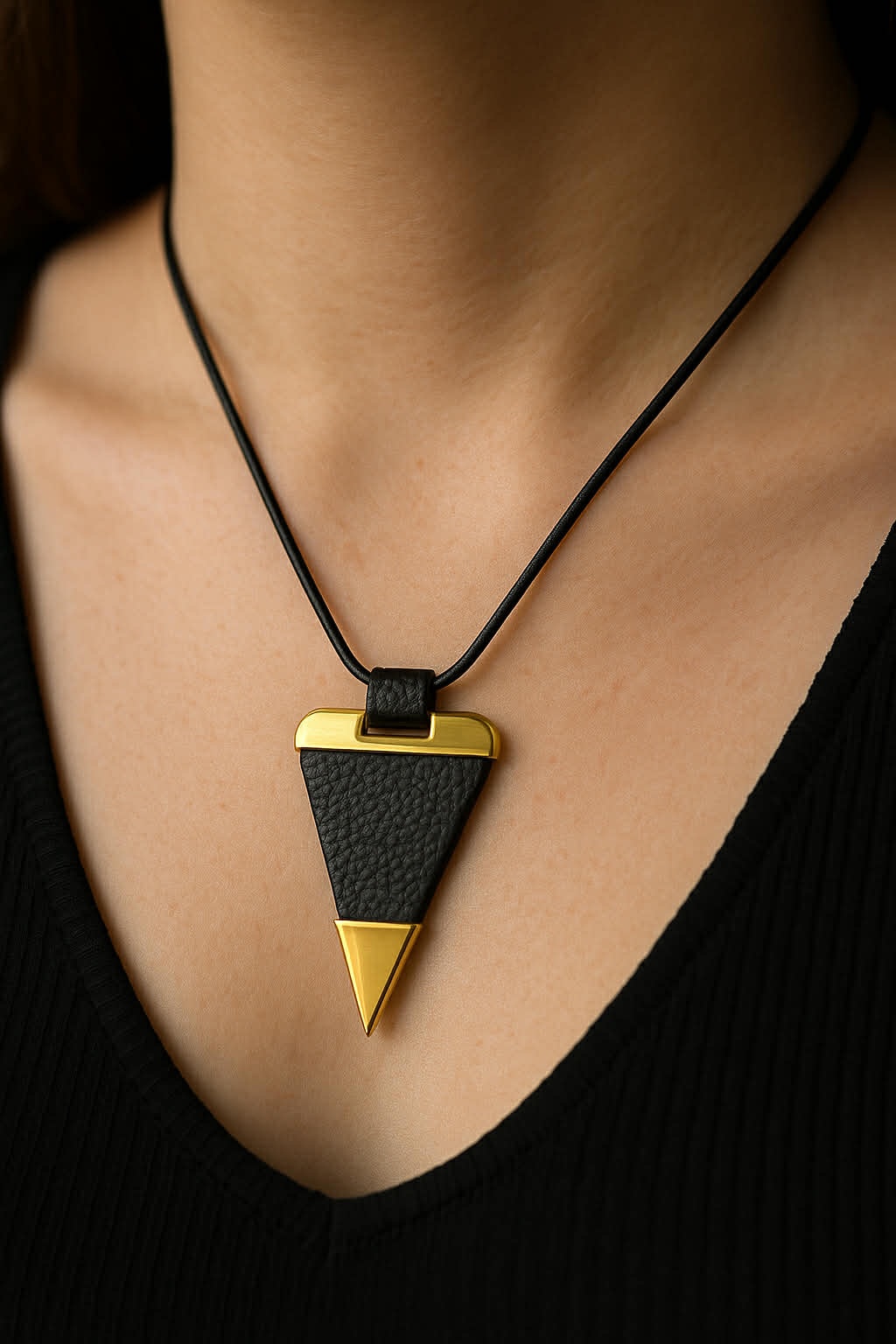 ✨ UShine.gr: Χειροποίητο Κολιέ Γεωμετρικό Τρίγωνο με Δερμάτινη Υφή No 8007