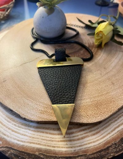 ✨ UShine.gr: Χειροποίητο Κολιέ Γεωμετρικό Τρίγωνο με Δερμάτινη Υφή No 8007