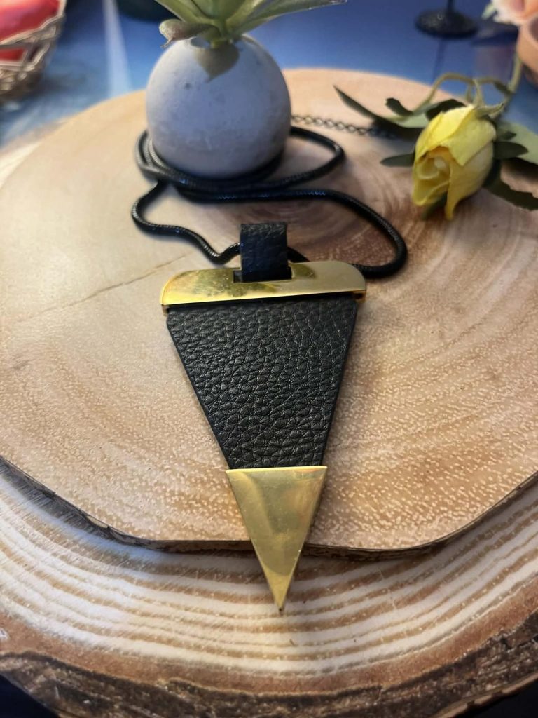 ✨ UShine.gr: Χειροποίητο Κολιέ Γεωμετρικό Τρίγωνο με Δερμάτινη Υφή No 8007