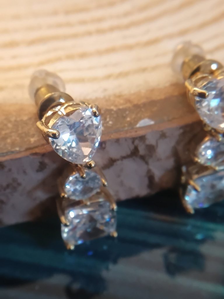 ✨ UShine.gr: Κρεμαστά Σκουλαρίκια με Καρδιά & Λευκά Ζιργκόν No 501
